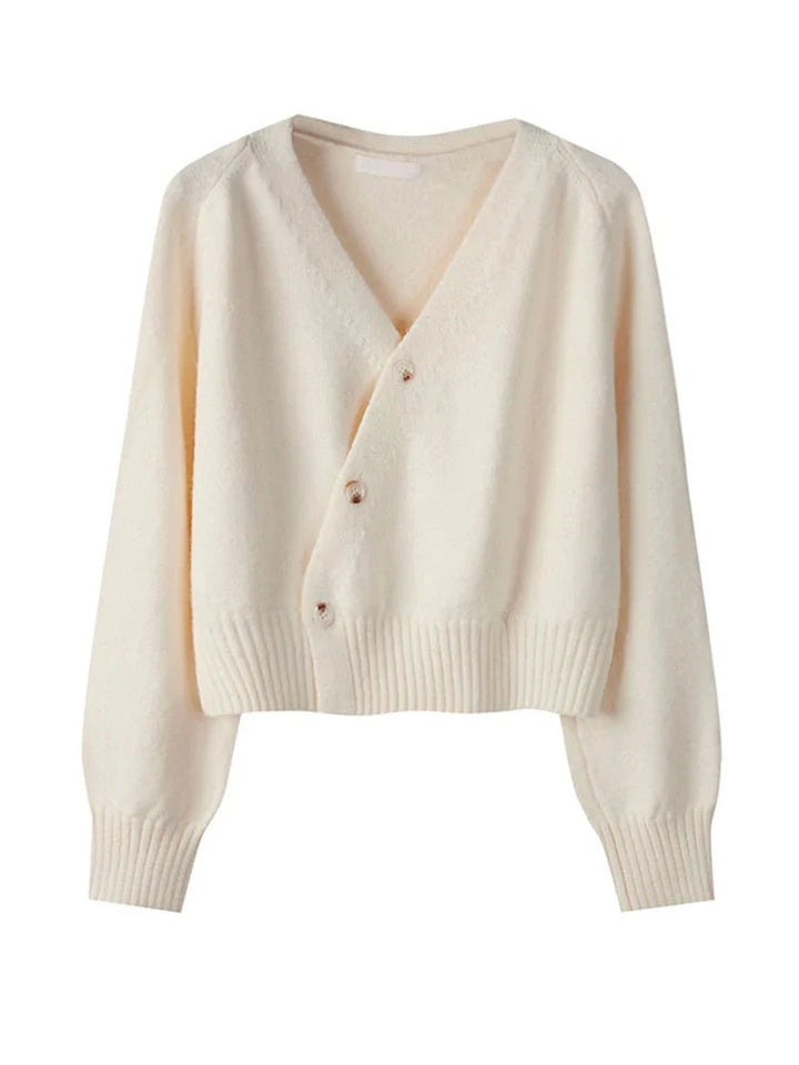 Modelka w stylowym, luźnym kardiganie damskim V-neck. Uniwersalny sweter na co dzień, komfortowy na wiosnę.