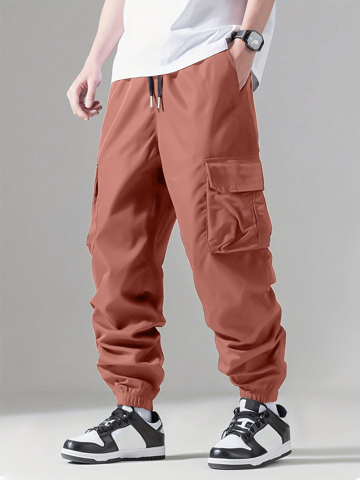 Casualowe spodnie męskie cargo joggery, krój regular fit, styl streetwear na wiosnę i jesień.