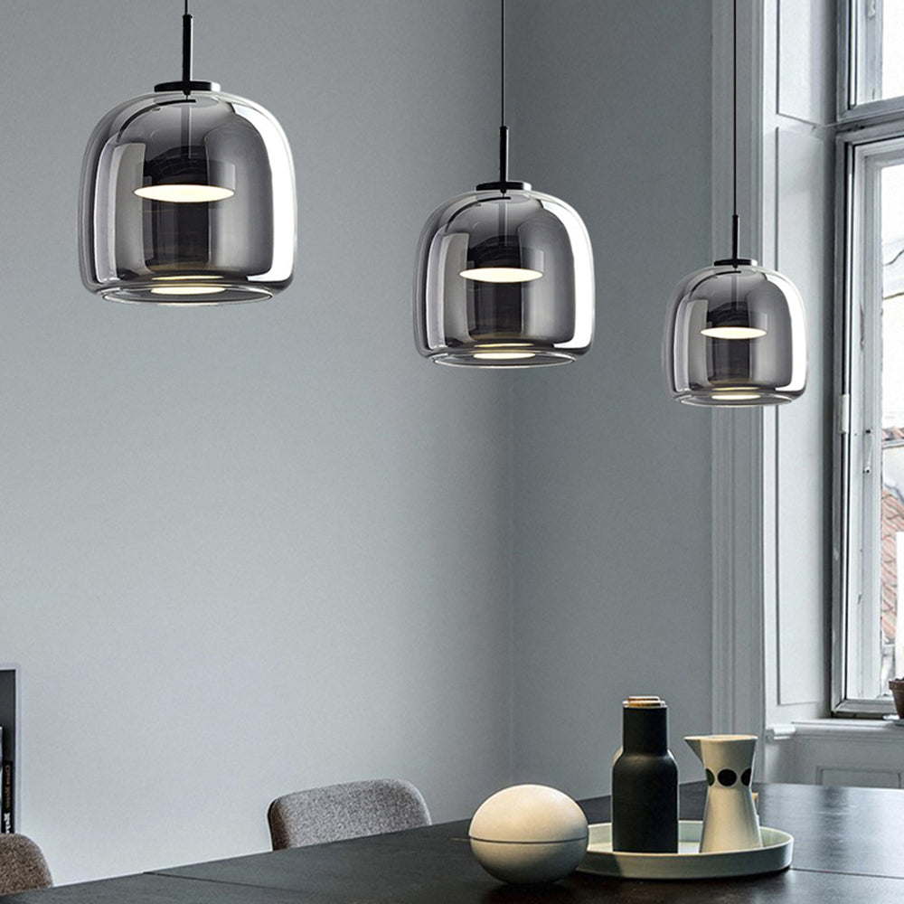 Elegancka lampa wisząca vintage, szkło i metal. Oświetlenie sufitowe do wnętrz w stylu retro, ciepła biel.
