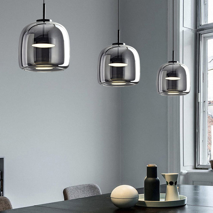 Elegancka lampa wisząca vintage, szkło i metal. Oświetlenie sufitowe do wnętrz w stylu retro, ciepła biel.