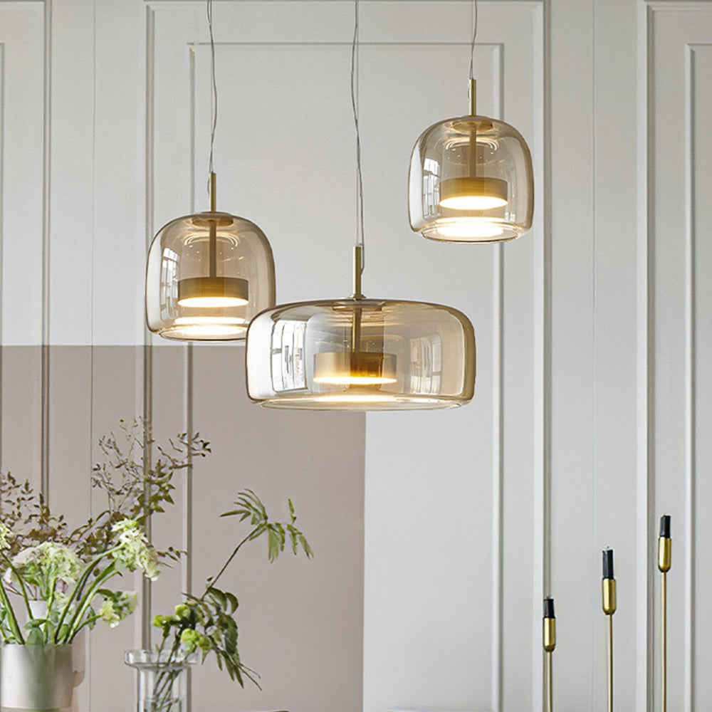 Lampa wisząca retro szklana z metalowymi elementami. Nastrojowe oświetlenie sufitowe do salonu lub jadalni.