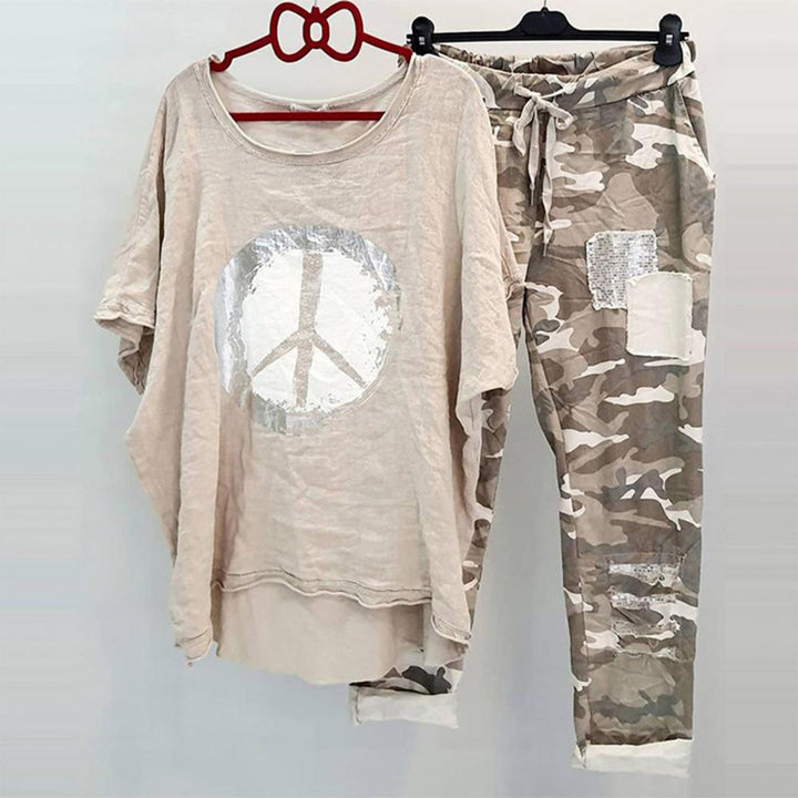 Stylowy komplet damski z t-shirtem i casualowymi spodniami. Wygodna odzież na wiosnę i lato.