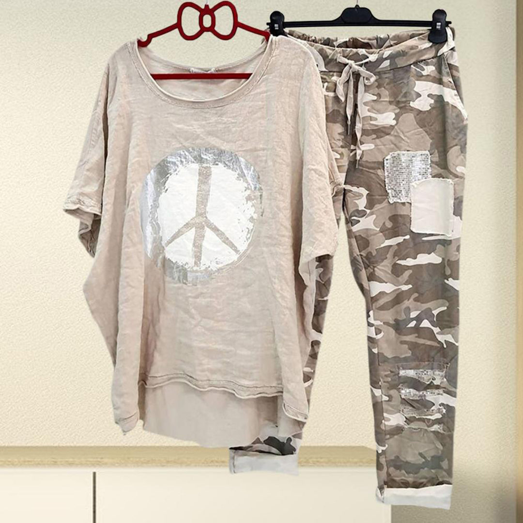 Komfortowy komplet damski w stylu casual. Wygodny zestaw na wiosnę: t-shirt i spodnie dla kobiet.