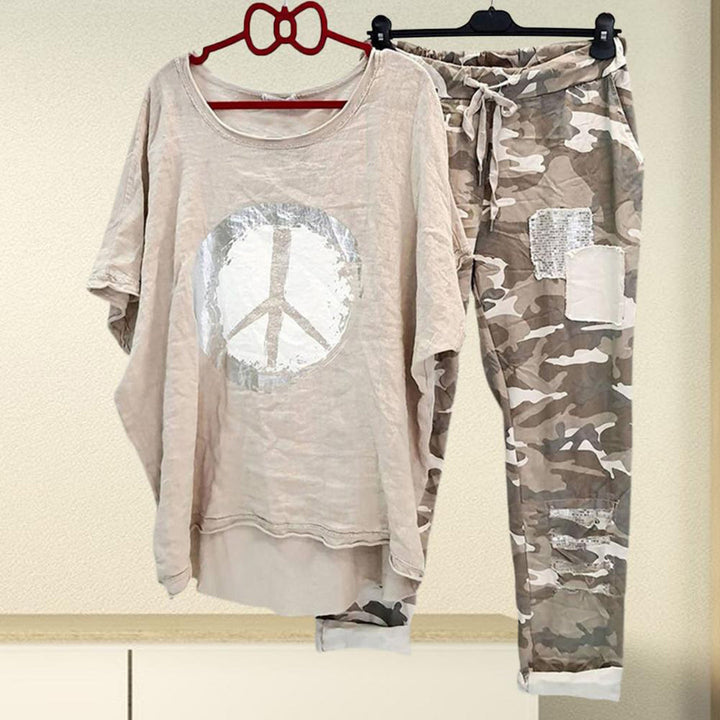 Komfortowy komplet damski w stylu casual. Wygodny zestaw na wiosnę: t-shirt i spodnie dla kobiet.