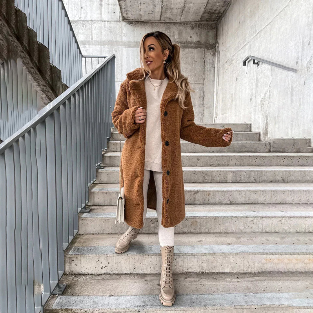 Długi damski płaszcz zimowy, idealny na eleganckie wyjścia i casualowe stylizacje. Ciepły i modny.