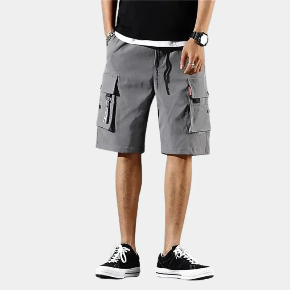 Modne męskie spodenki cargo z luźnym krojem, gwarantujące wygodę na lato. Idealne do casualowych i outdoorowych stylizacji.