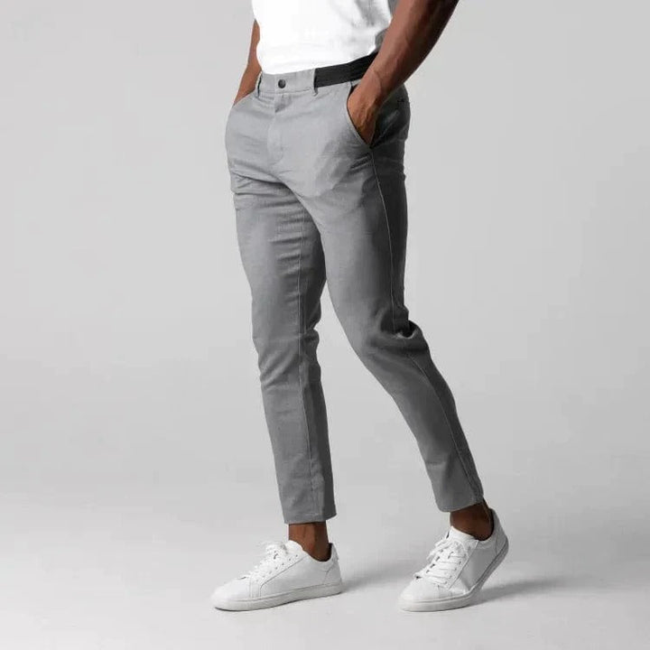 Modne męskie chinosy stretch, uniwersalne do wielu stylizacji. Stylowe i wygodne bawełniane spodnie męskie slim fit.