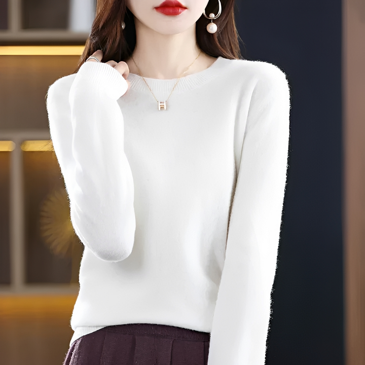 Damski sweter klasyczny, długie rękawy, ciepły materiał. Wygodny i elegancki styl zimowy.