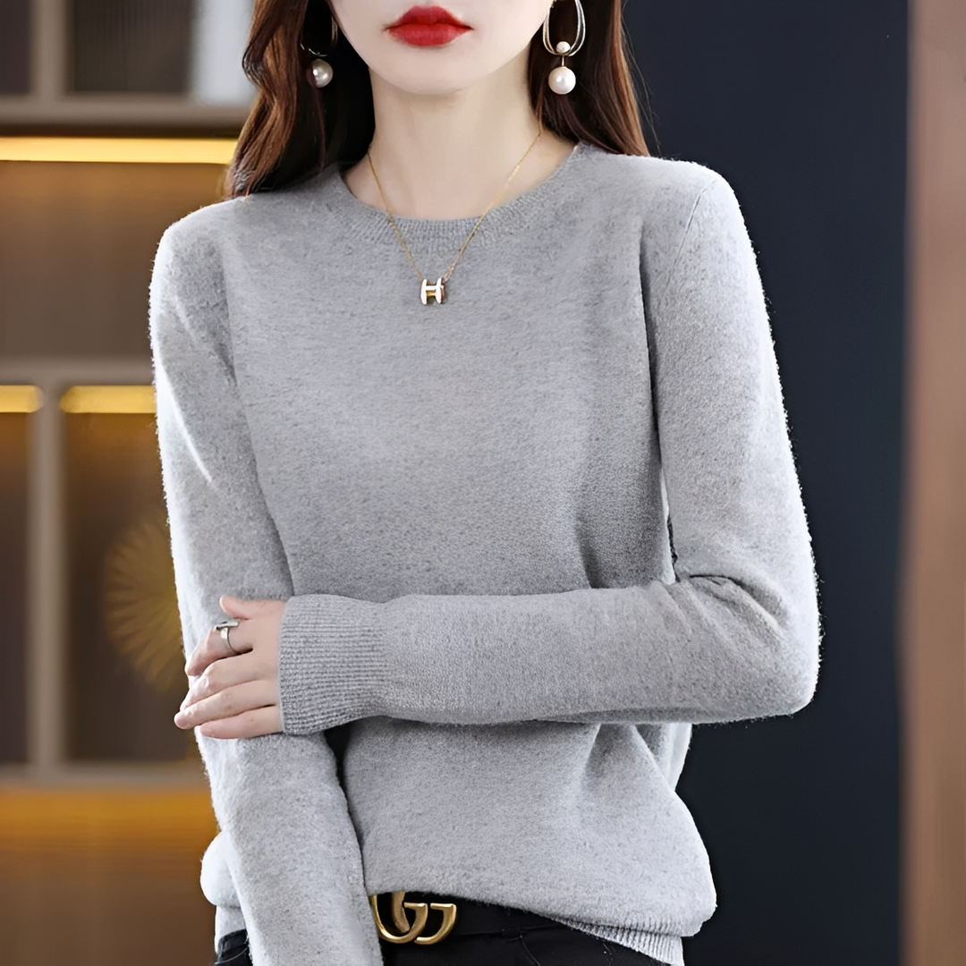 Klasyczny damski sweter, miękki i wygodny. Elegancki wybór na chłodne jesienne i zimowe dni.