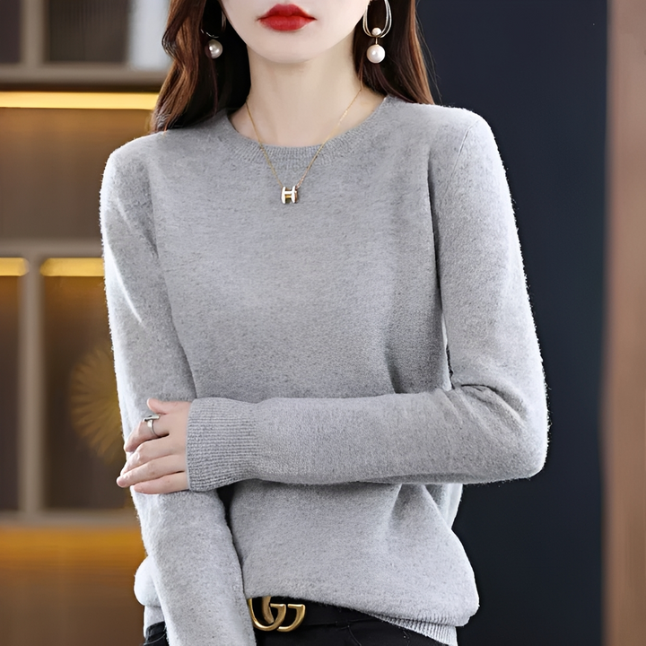 Klasyczny damski sweter, miękki i wygodny. Elegancki wybór na chłodne jesienne i zimowe dni.