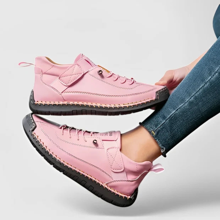 Stylowe sneakersy damskie na nodze, podkreślające casualową modę i wygodę. Idealne na co dzień.