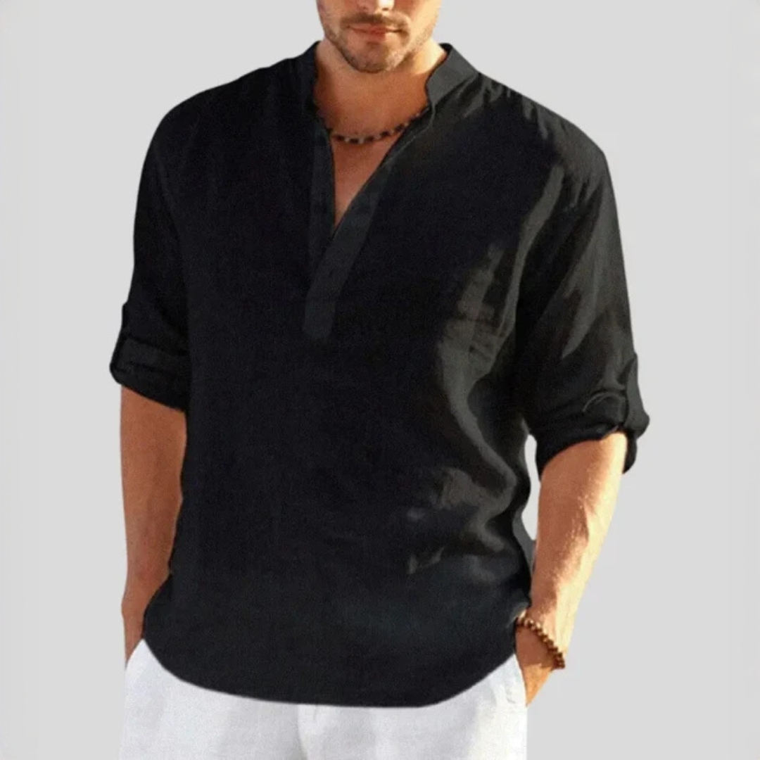 Biała luźna koszulka męska z dekoltem V, idealna na ciepłe dni. Wygodna i modna letnia bluzka casual.