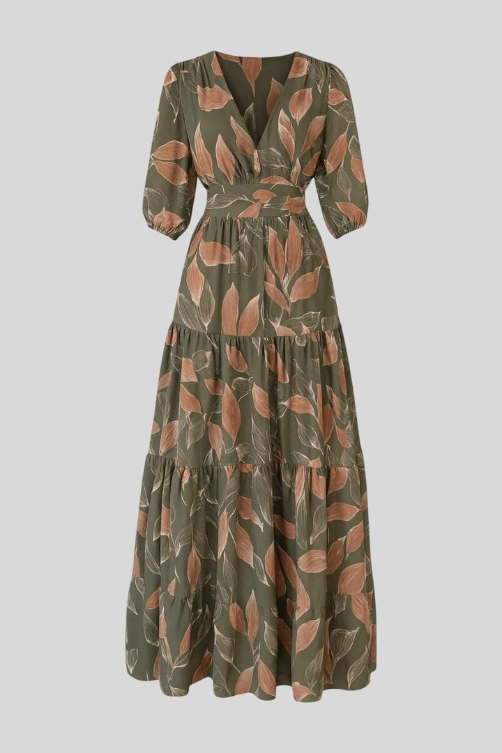Elegancka długa sukienka damska z modnym nadrukiem i dekoltem V, podkreślająca sylwetkę.