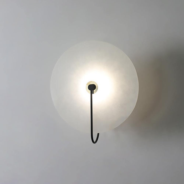Alabastrowa lampa LED, nowoczesne oświetlenie, subtelna dekoracja ścienna.