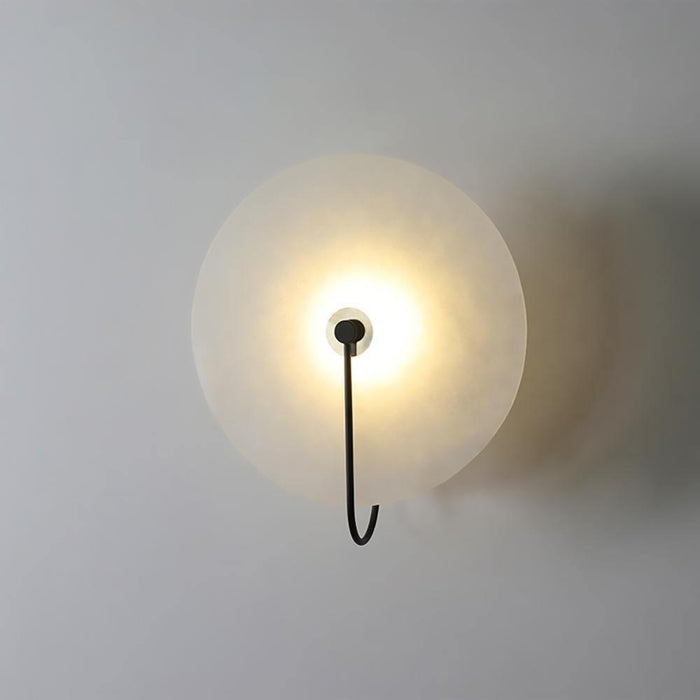Czarna ramka, alabastrowa lampa ścienna LED, minimalistyczny design i elegancja.