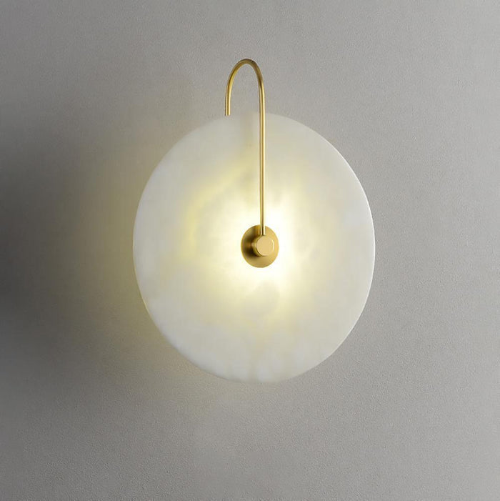 Alabastrowa lampa ścienna LED, wzbogacająca estetykę oświetlenia wnętrz.
