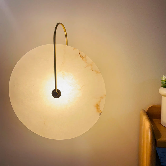 Alabastrowa lampa LED, oświetlenie wnętrz z nutą elegancji i minimalistycznym designem.