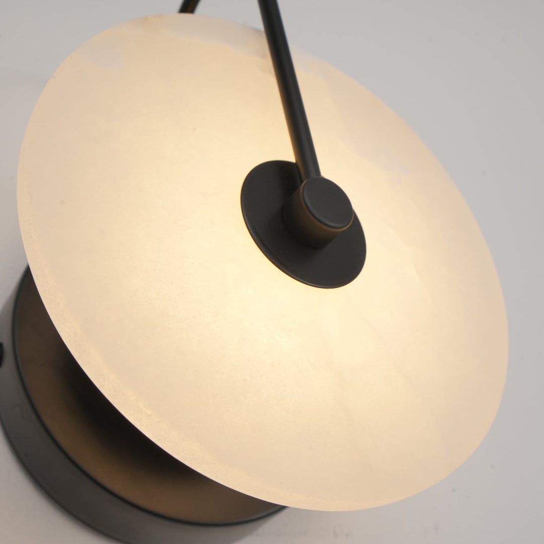 Alabastrowa lampa ścienna LED, podkreślająca charakter wnętrza i design.