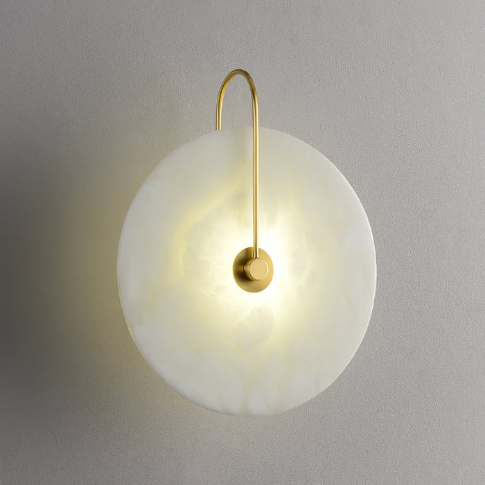 Alabastrowa lampa ścienna LED, oświetlenie akcentowe do wnętrz, tworzące spokojną atmosferę.
