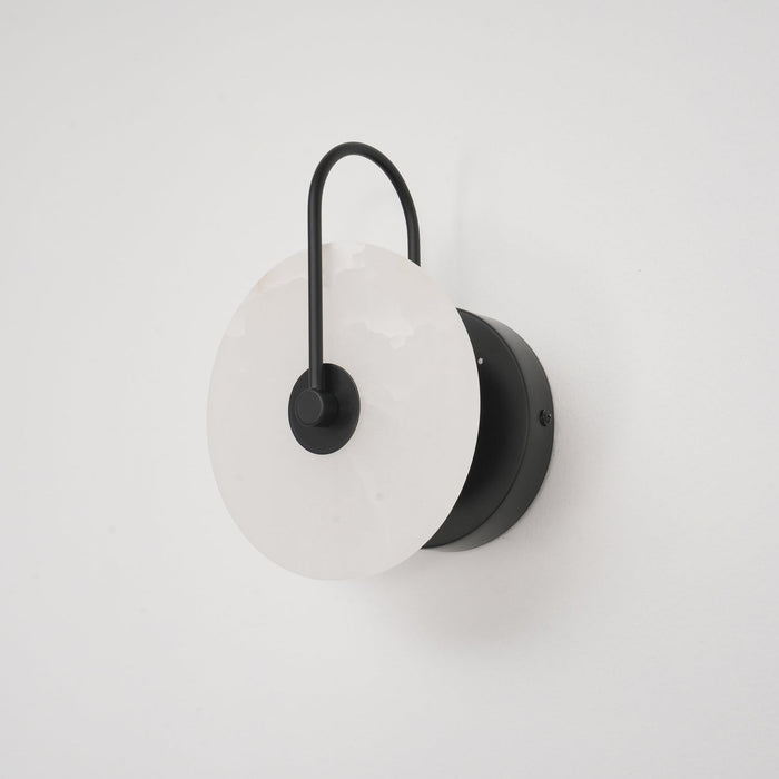 Elegancka lampa ścienna LED, alabaster, do nowoczesnych i klasycznych wnętrz.