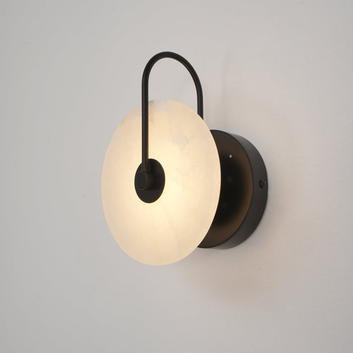 Lampa ścienna LED z alabastru, subtelne oświetlenie salonu, tworzy przytulną aurę.