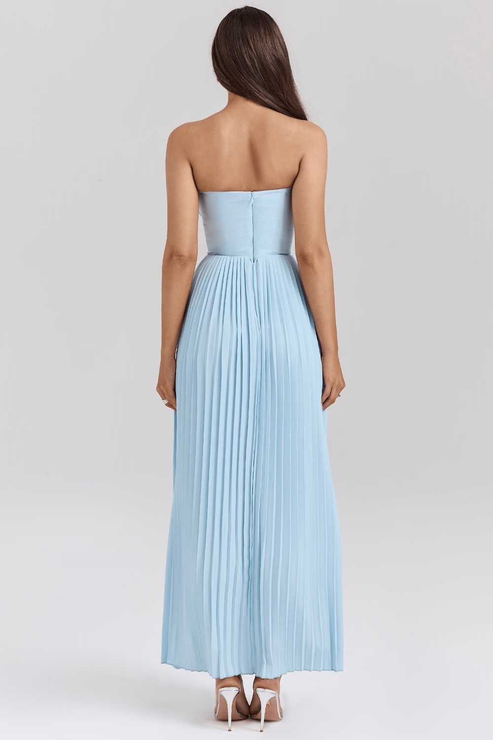 Damska elegancka sukienka maxi na wesele lub wieczór. Zwiewny krój podkreśla letni styl.