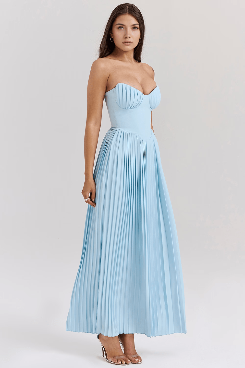 Długa damska sukienka maxi, elegancka i zwiewna. Idealna jako sukienka letnia, wieczorowa lub na wesele.