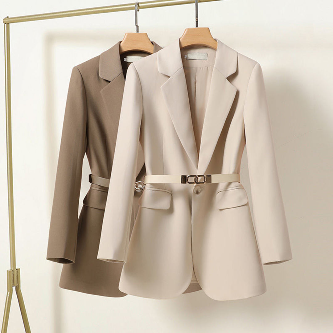Stylowa jesienna marynarka damska Melisande, czarny blazer z paskiem do modnych stylizacji.