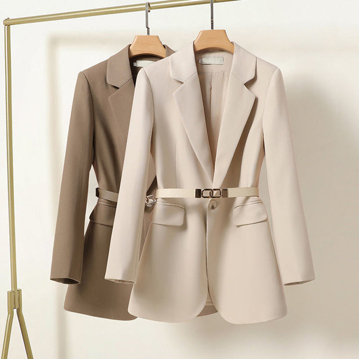 Stylowa jesienna marynarka damska Melisande, czarny blazer z paskiem do modnych stylizacji.
