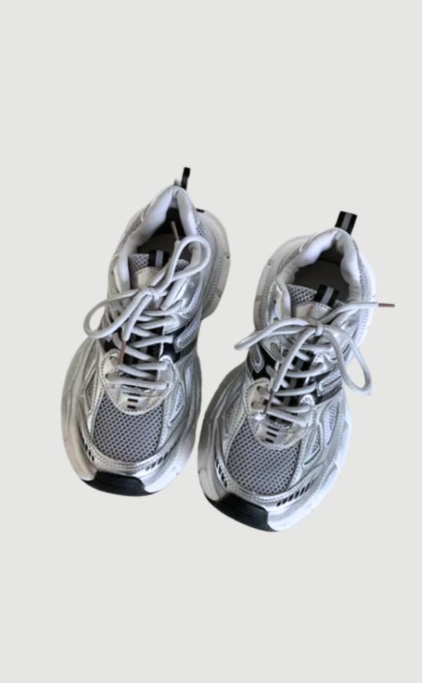 Detale srebrnych damskich sneakersów chunky z oddychającą siateczką mesh i masywną podeszwą dla wygody.