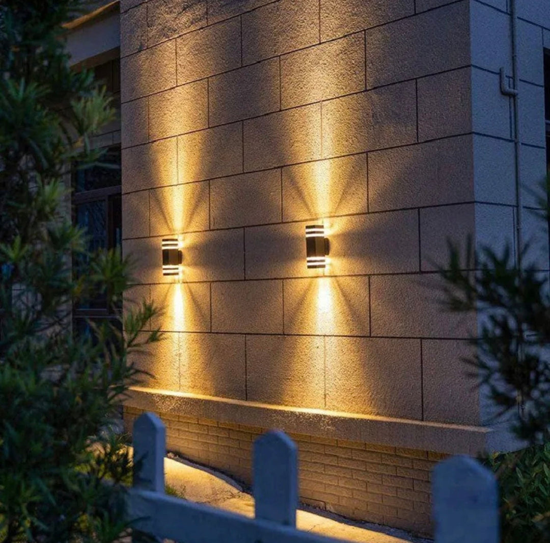 Nowoczesna, aluminiowa lampa ścienna zewnętrzna z podwójnym światłem. Wodoodporna, idealna do ogrodu i na taras.