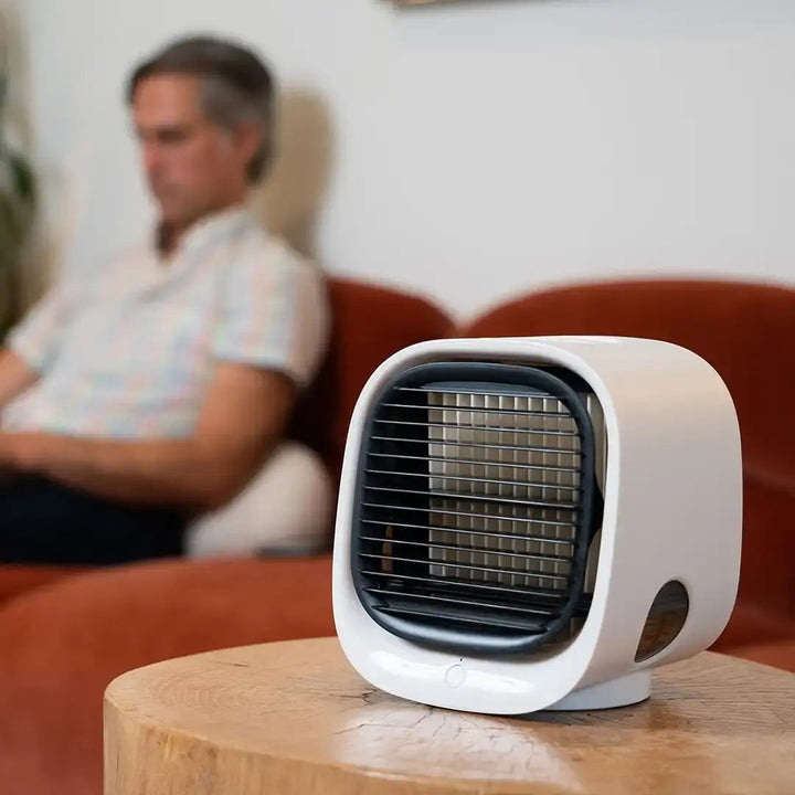 Świeże powietrze na biurko: kompaktowy klimator z LED. Idealny do biura i domu, zapewnia komfortowe chłodzenie.