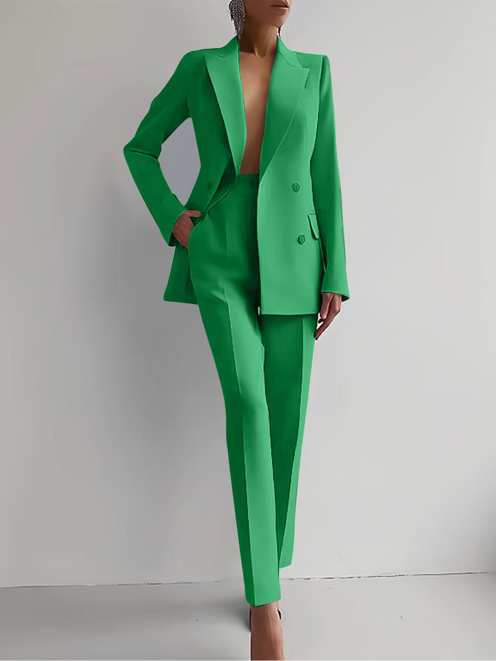 Damski komplet: taliowana marynarka i eleganckie spodnie w modnym kolorze. Garnitur podkreślający sylwetkę.