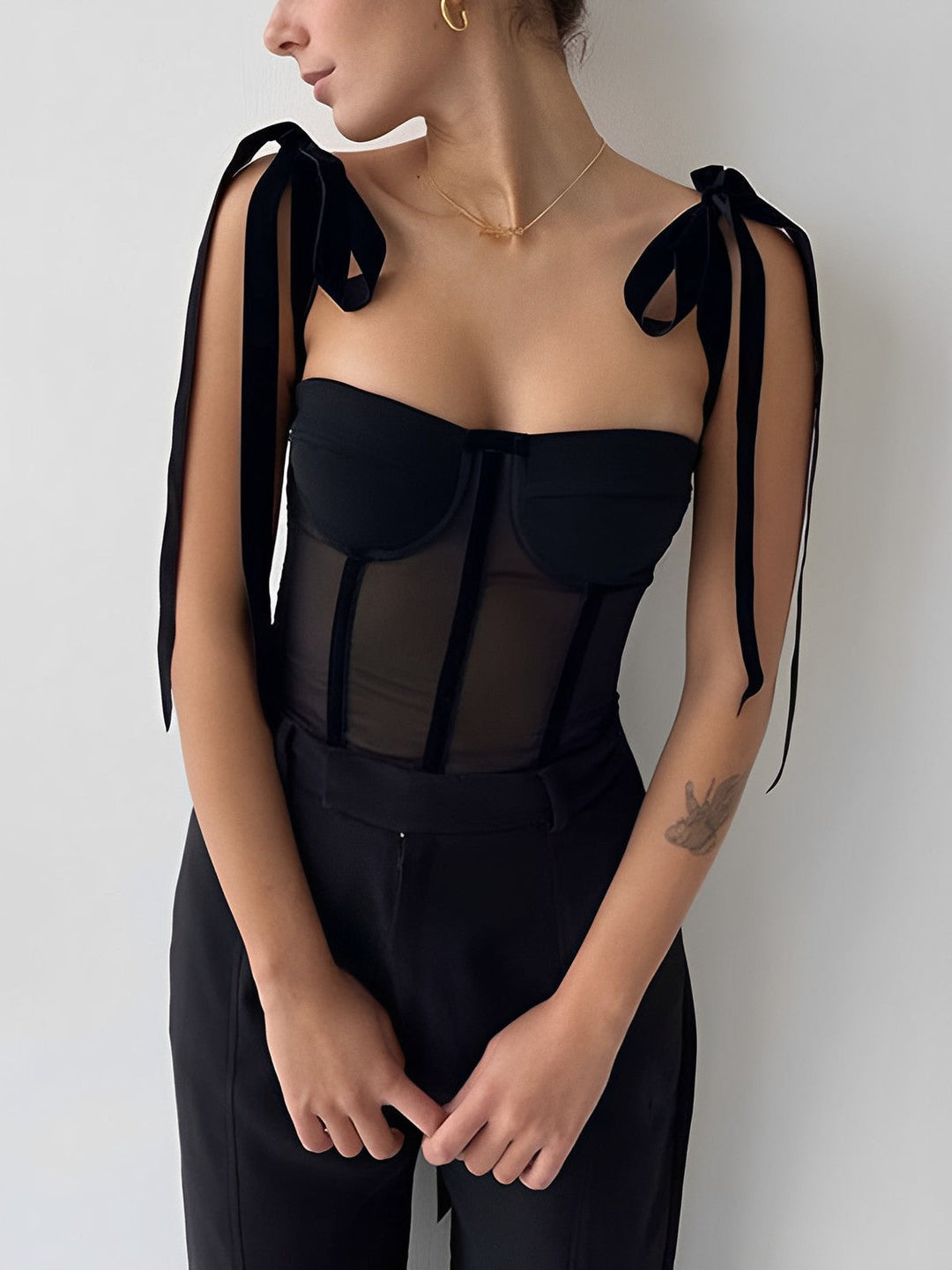 Damski elegancki top gorsetowy, idealny na wiosnę. Dopasowany krój podkreśla figurę, modny styl na wyjścia.