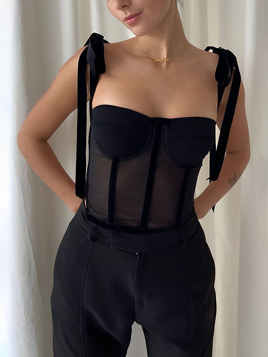 Modny damski top gorsetowy, dopasowany do sylwetki, idealny na wieczorowe wyjścia i eleganckie stylizacje.