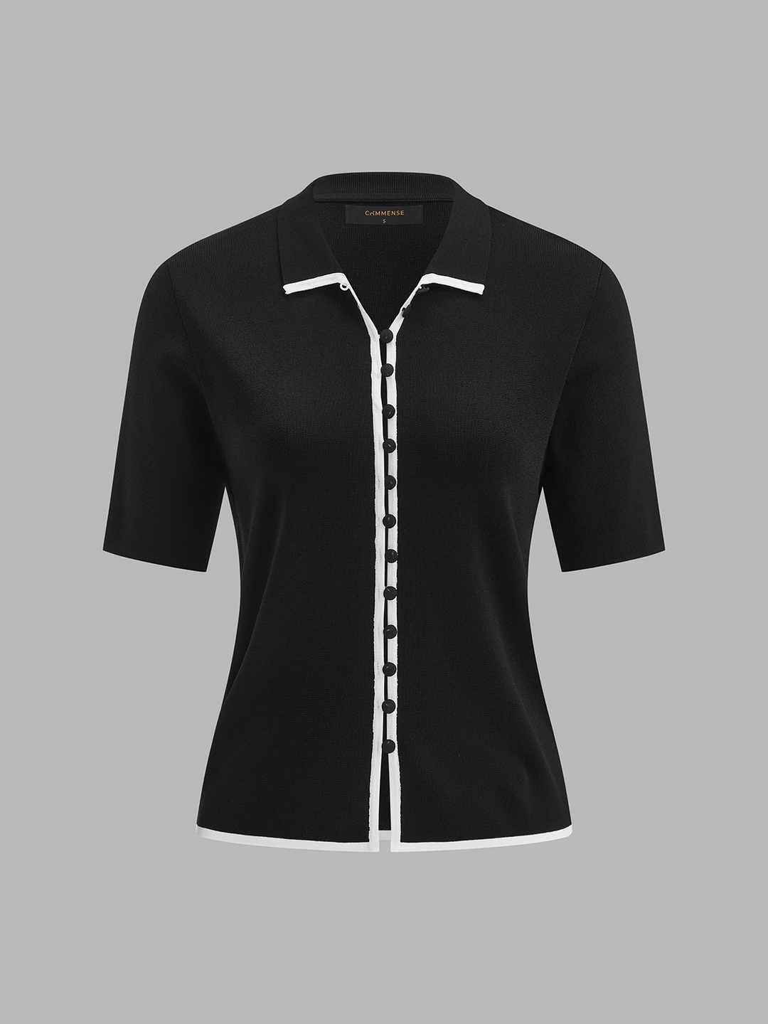Dzianinowa bluzka polo z krótkim rękawem i kontrastową lamówką, styl preppy na wiosnę/lato.