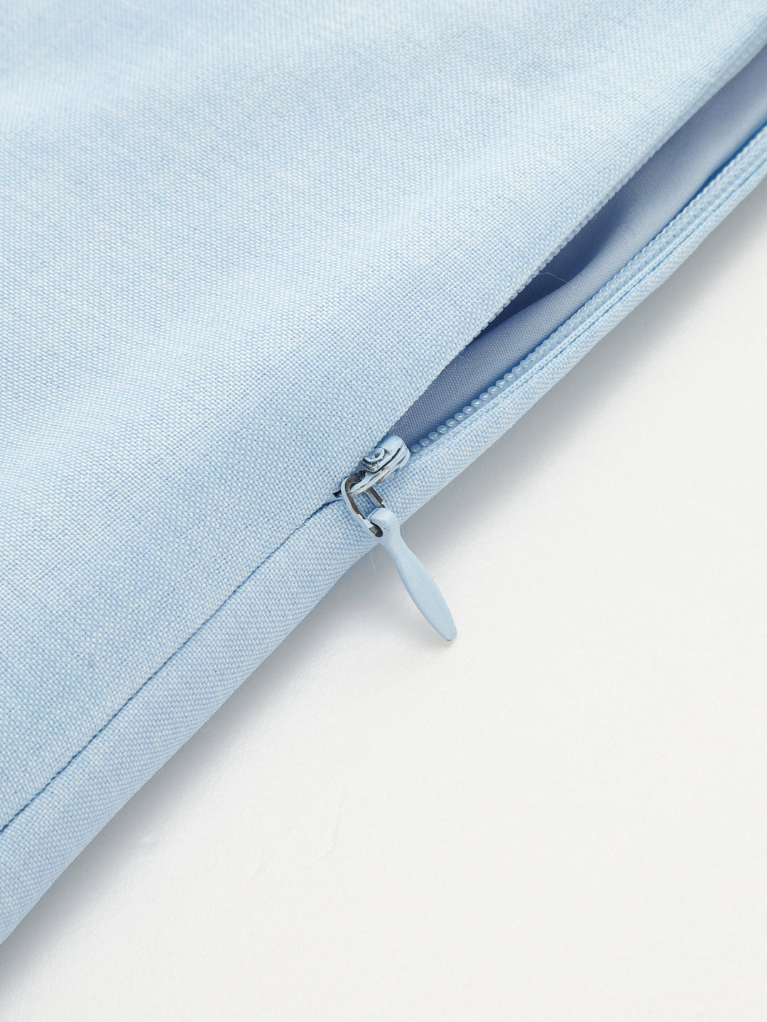 Moda damska: komplet spódnica i top halter. Elegancki zestaw z falowanym brzegiem na lato.
