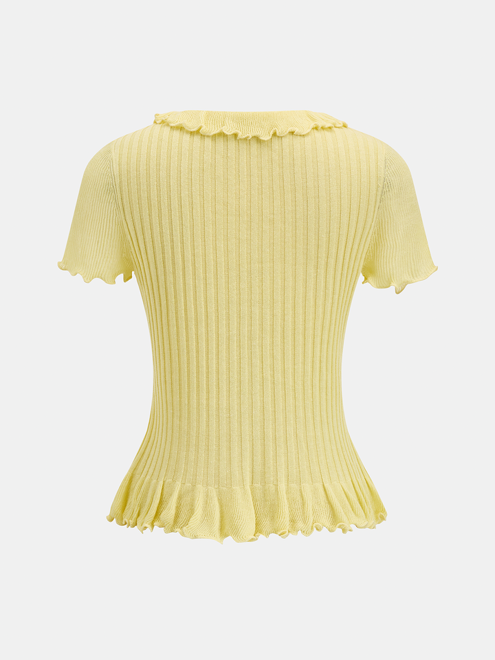 Elegancki casualowy top damski prążkowany z krótkim rękawem, dekoltem V i uroczą falbanką. Uniwersalny model.