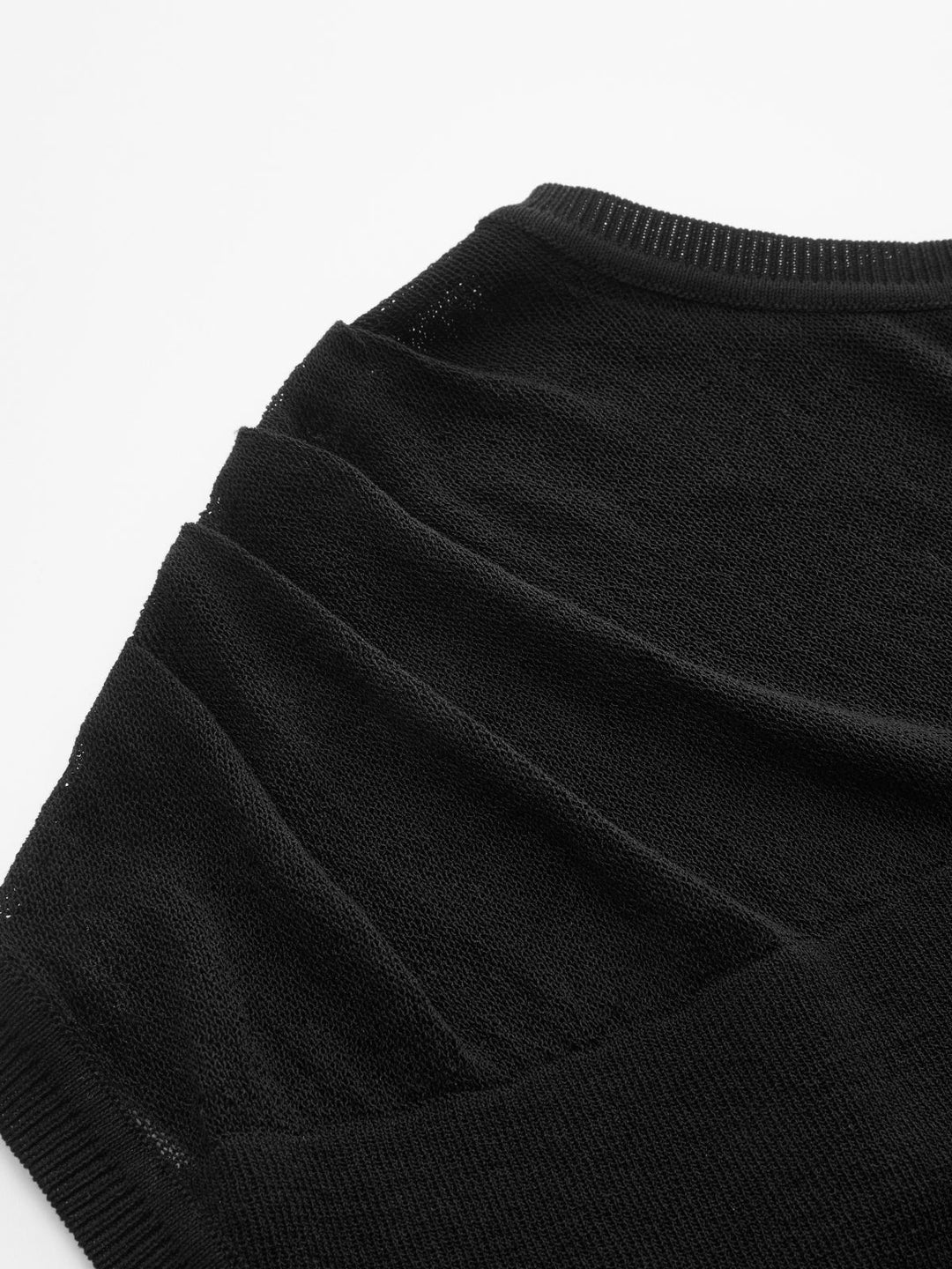 Modny sweter damski, czarny, z asymetrycznym fasonem i przezroczystym wycięciem na ramieniu. Stylowy akcent.