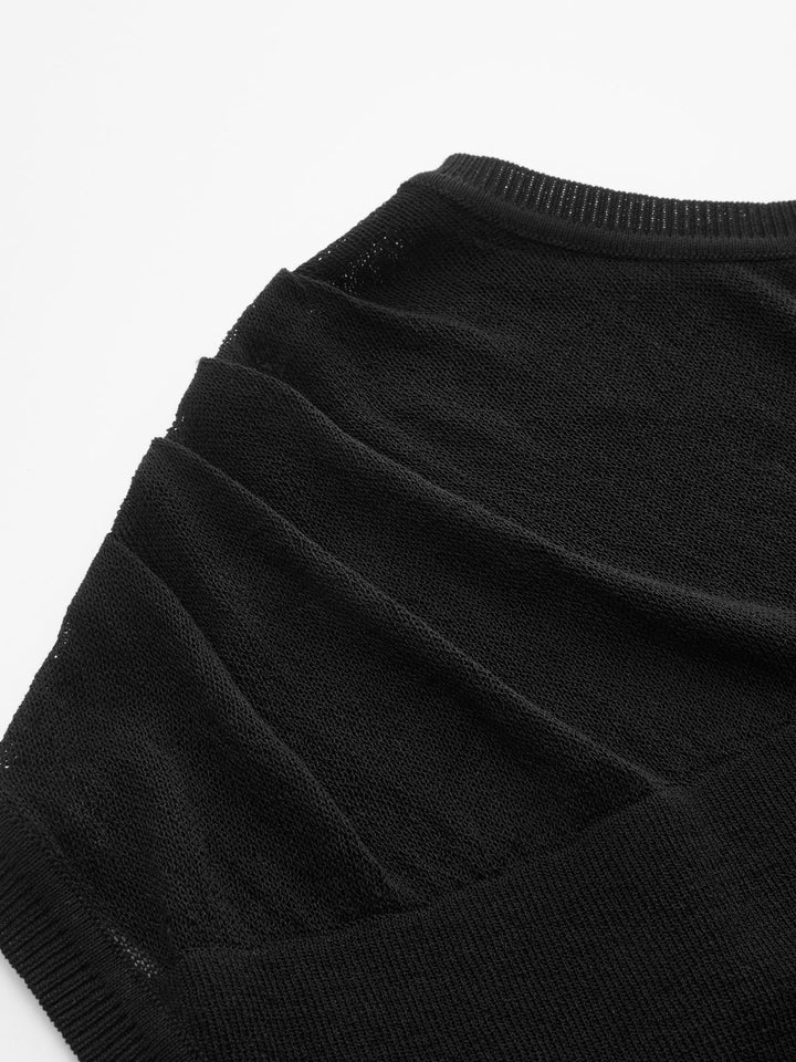 Modny sweter damski, czarny, z asymetrycznym fasonem i przezroczystym wycięciem na ramieniu. Stylowy akcent.