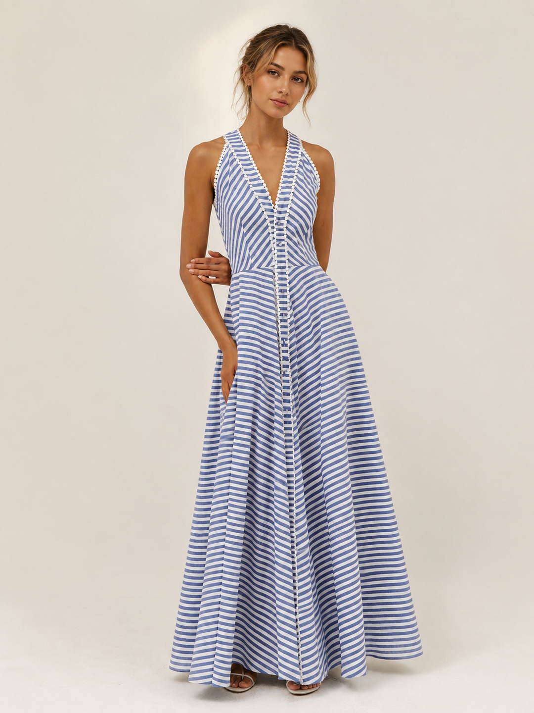 Elegancka damska sukienka midi w paski z dekoltem halter. Idealna na lato i wakacje, slim fit.