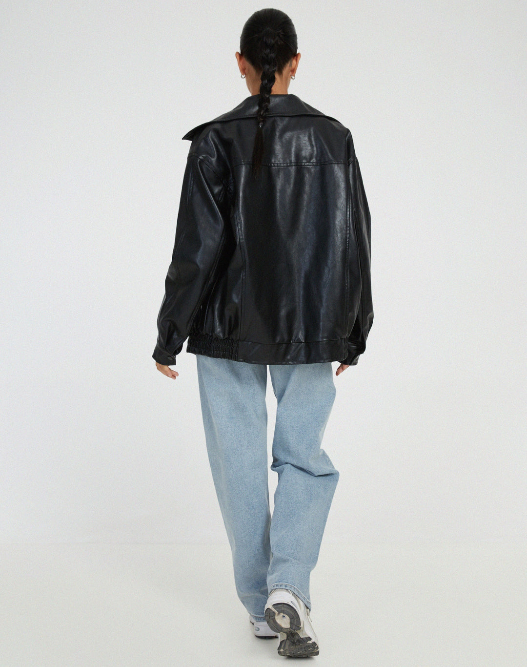 Modna damska kurtka oversize, luźny krój. Idealna na streetwear, wygoda na co dzień. Elegancka i komfortowa.