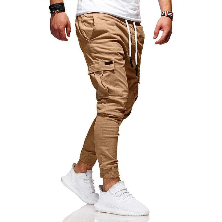 Wszechstronne męskie spodnie bojówki cargo, ze ściągaczami i kieszeniami. Na streetwear i casualowe stylizacje.