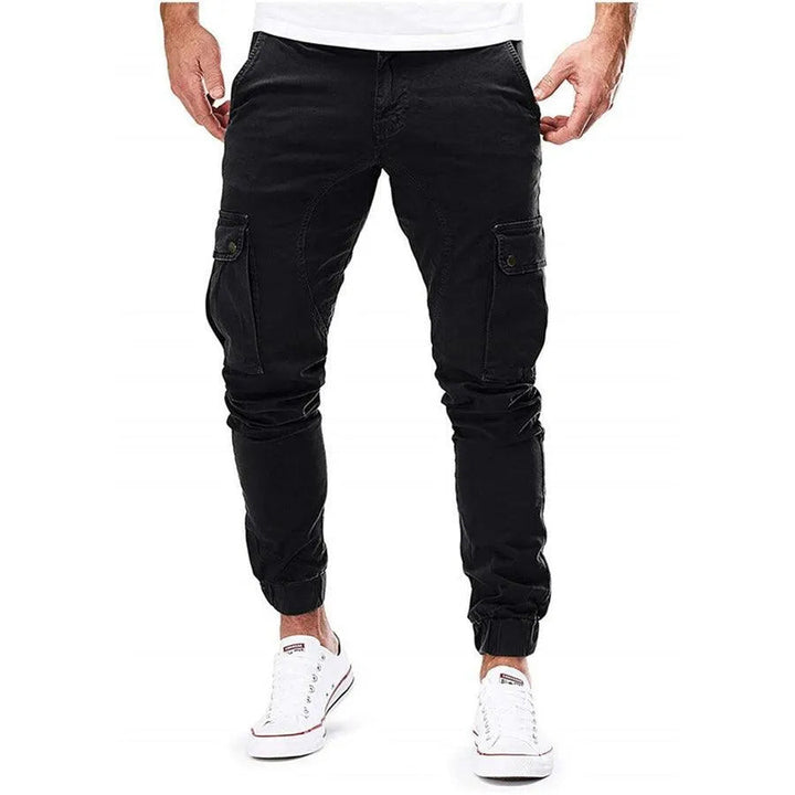 Tylna część męskich spodni bojówek cargo z kieszeniami i ściągaczami. Idealne do streetwearu.