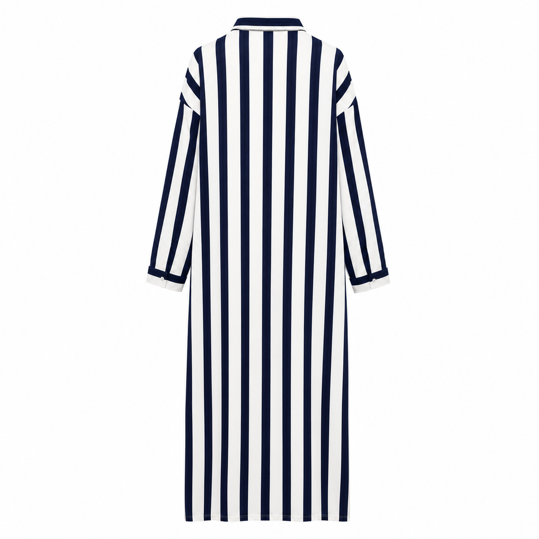 Tylna część sukienki maxi damskiej w paski, koszulowej, z widocznymi kieszeniami. Oversize, letni styl.
