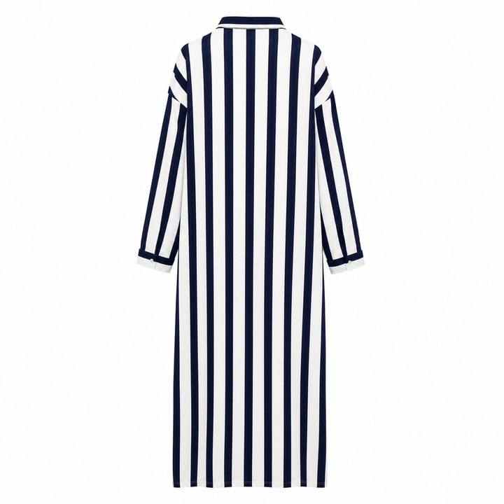Tylna część sukienki maxi damskiej w paski, koszulowej, z widocznymi kieszeniami. Oversize, letni styl.