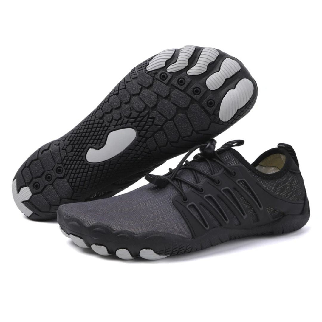 Osoba nosząca komfortowe buty barefoot unisex, ciesząca się naturalnym ruchem i zdrowiem stóp.