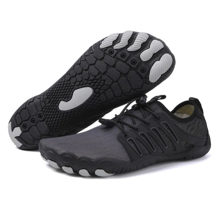 Osoba nosząca komfortowe buty barefoot unisex, ciesząca się naturalnym ruchem i zdrowiem stóp.