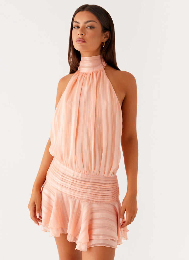 Sukienka damska mini halter z falbanką. Odkryte plecy to klucz do letniej, eleganckiej stylizacji.