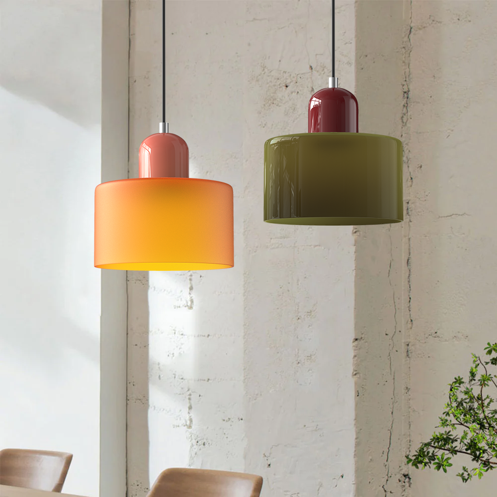 Kolorowa lampa wisząca szklana w stylu Bauhaus, idealna do nowoczesnych wnętrz.